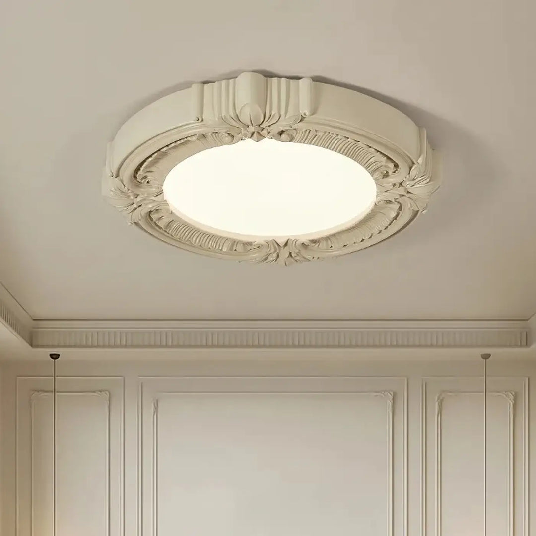Luminaire plafonnier rosalia en couleur off-white avec un panneau en verre dépoli circulaire et un design orné artistique