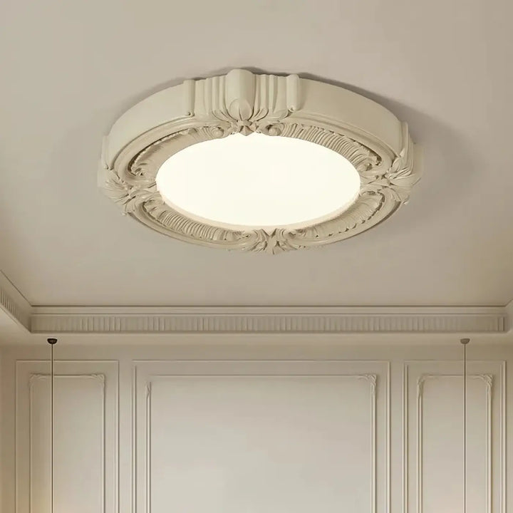 Luminaire plafonnier rosalia en couleur off-white avec un panneau en verre dépoli circulaire et un design orné artistique