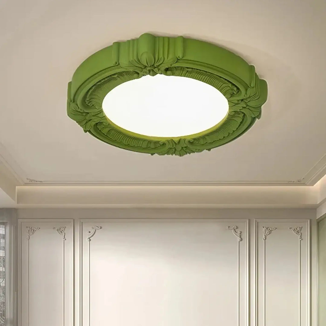 Luminaire plafonnier artistique rosalia vert avec moulures florales et ruban autour d un centre illuminé circulaire