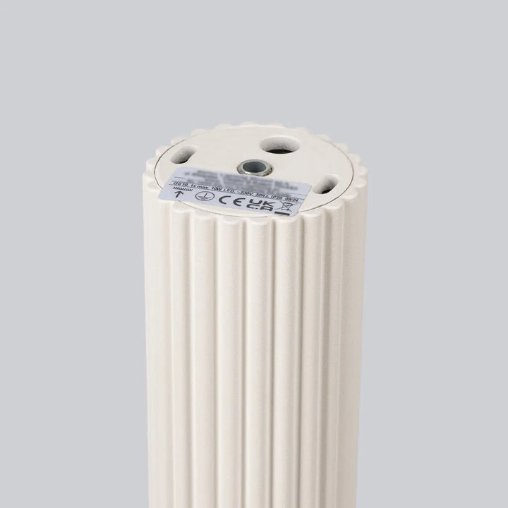 Radiateur électrique crème à rainures verticales avec haut circulaire et étiquette pour plafonnier karbon allie design minimaliste