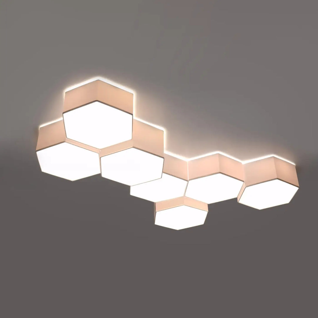Luminaire plafonnier sunde 15 blanc avec formes géométriques hexagonales cadre beige chaud panneaux blancs lumineux