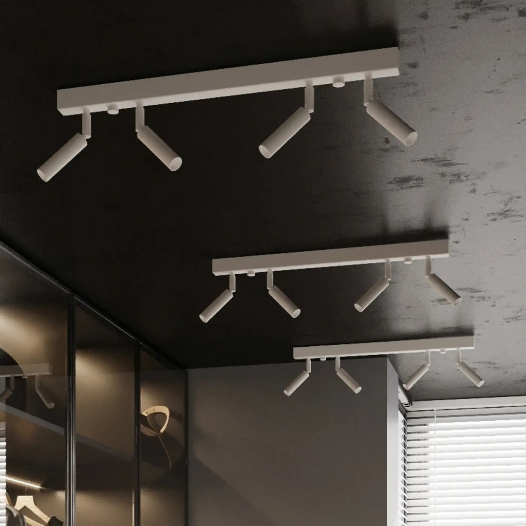 Plafonnier moderne eyetech blanc avec spots réglables style industriel d’ambiance loft sur plafond sombre