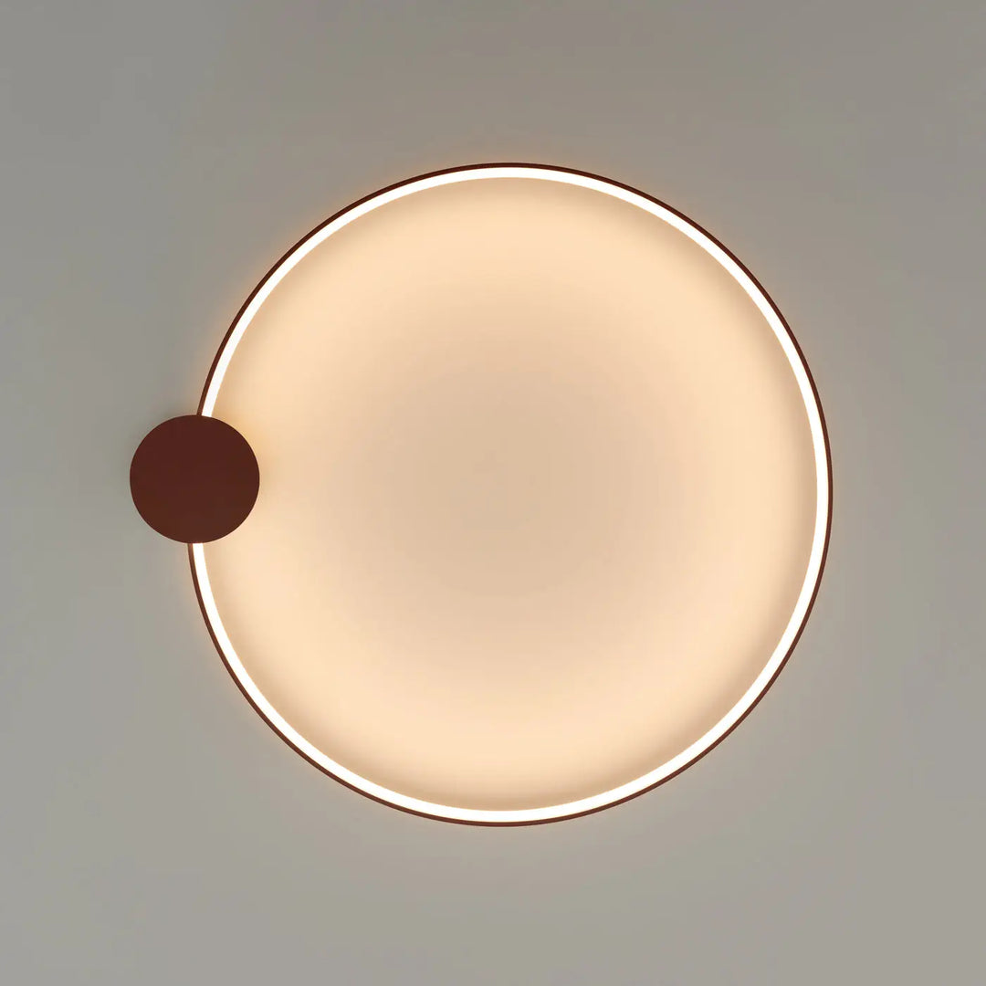Luminaire plafonnier collection rio design moderne avec cadre blanc et disque ocre rouge émettant une lumière chaude