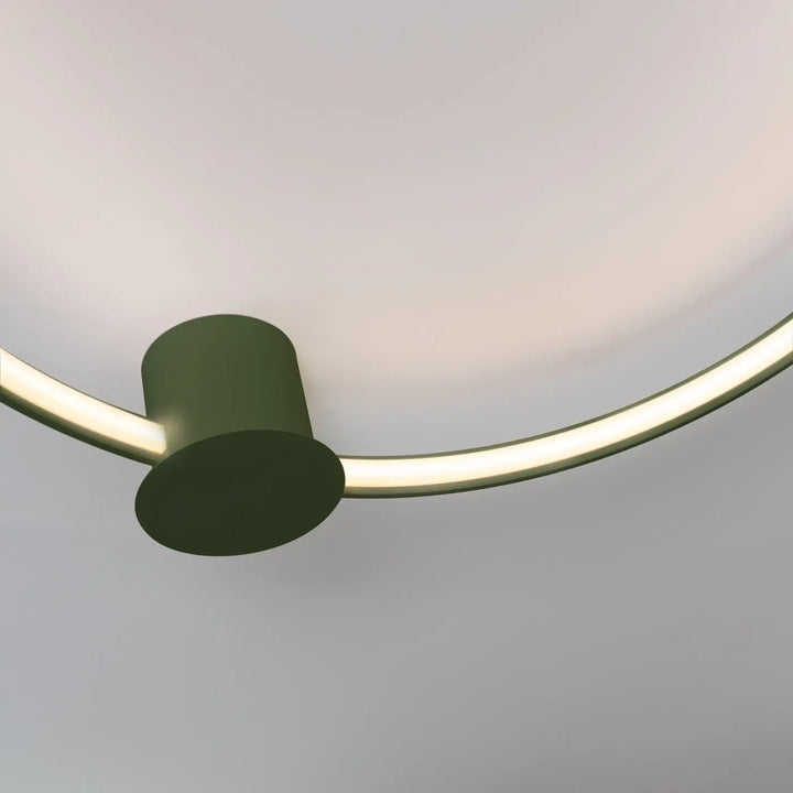 Luminaire plafonnier collection rio design moderne avec une bande led incurvée et un cylindre vert olive