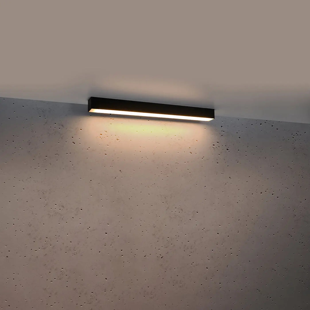 Luminaire plafonnier pinne 67 3000k noir avec module led encastré émettant une lumière blanche chaude pour bureau à domicile