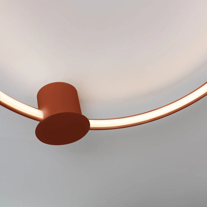 Luminaire plafonnier rio 110 rouge ocre avec anneaux led cuivre et base cylindrique aluminium allient élégance