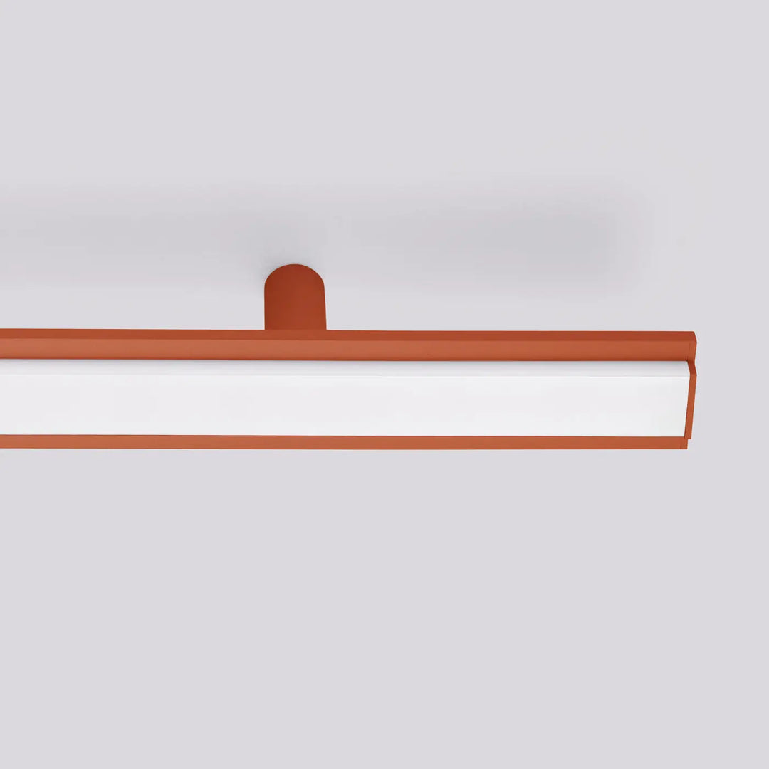 Luminaire plafonnier collection lagom allie design minimaliste avec diffuseur blanc et cadre métal rouge ocre excellente finition