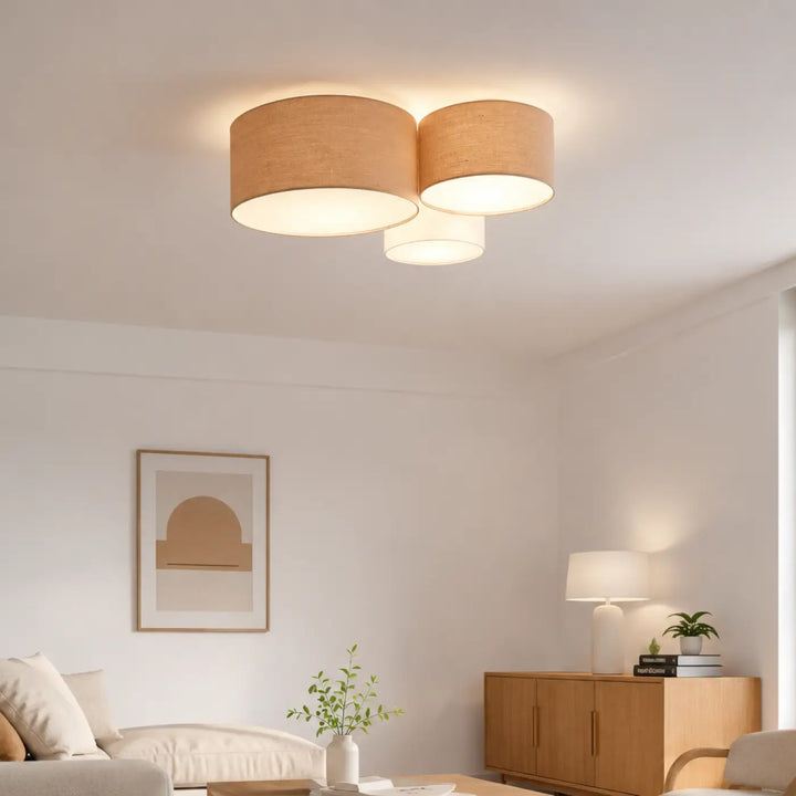 Luminaire plafonnier trio boho en lin beige avec trois abat-jours cylindriques superposés style scandinave