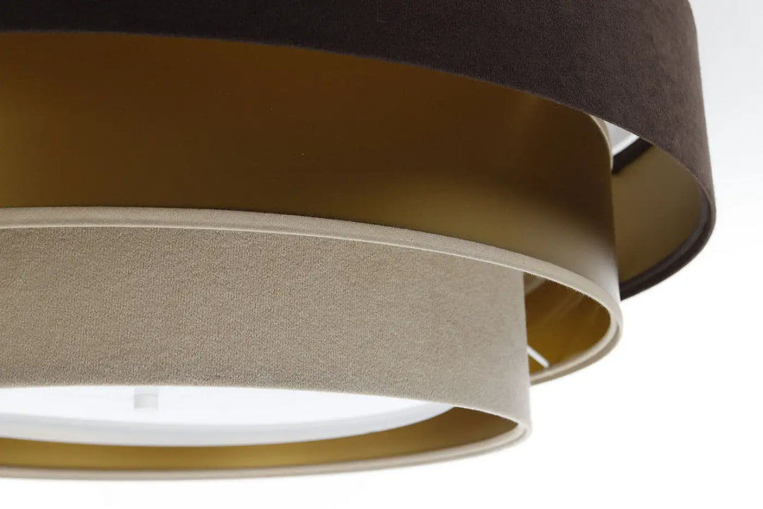 Luminaire plafonnier marron triniti elegant avec anneaux concentriques en métal doré mat et abat-jours beige texturé