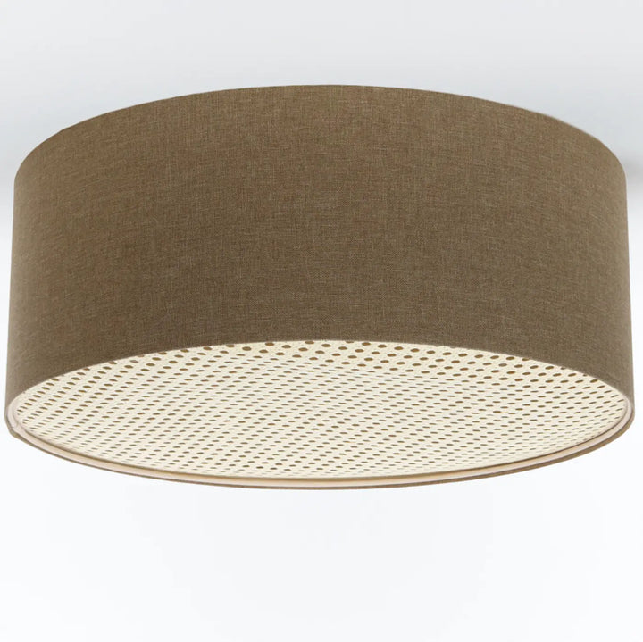 Luminaire plafonnier boho elegant marron sable avec un abat-jour cylindrique en tissu beige et doublure crème perforée