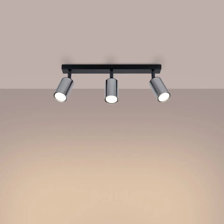 Modern plafonnier winx avec trois spots cylindriques en chrome et noir dans le design lampe winx allie