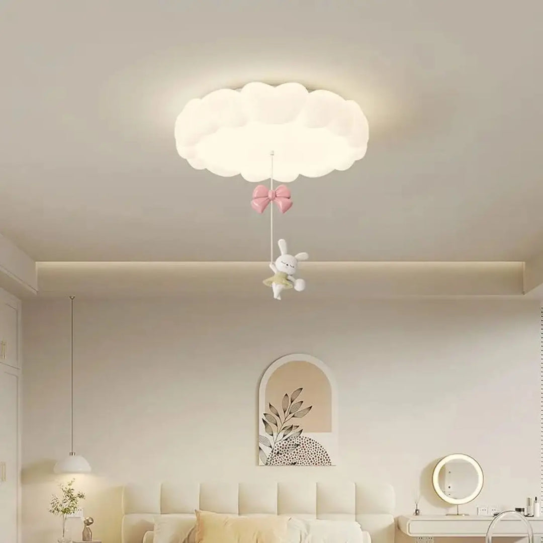 Luminaire plafonnier blanc en forme de nuage avec un noeud rose et une peluche lapin pour salle à manger