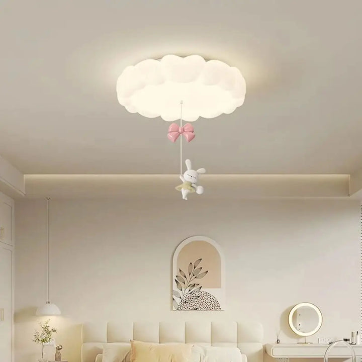 Luminaire plafonnier blanc en forme de nuage avec un noeud rose et une peluche lapin pour salle à manger