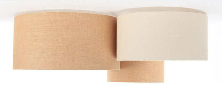 Luminaire plafonnier trio boho avec deux abat-jours cylindriques en tissu naturel beige et blanc crème