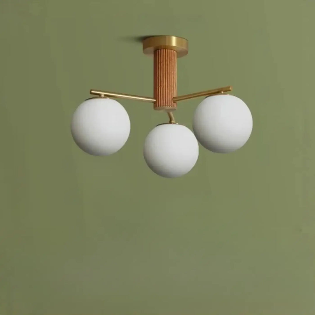 Luminaire plafonnier moderne cortix avec trois globes en verre blanc et colonne centrale en finition noyer nervurée