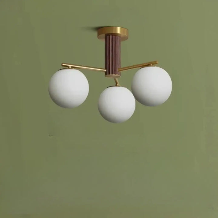 Luminaire plafonnier moderne cortix avec colonne centrale en laiton et abat-jours sphériques en verre blanc dépoli