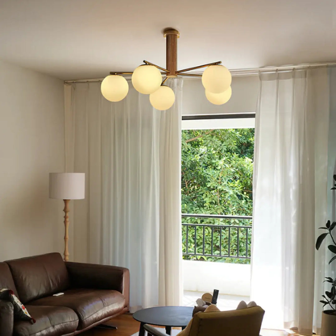 Luminaire plafonnier moderne cortix en finition laiton avec cinq globes en verre dépoli pour un éclairage élégant