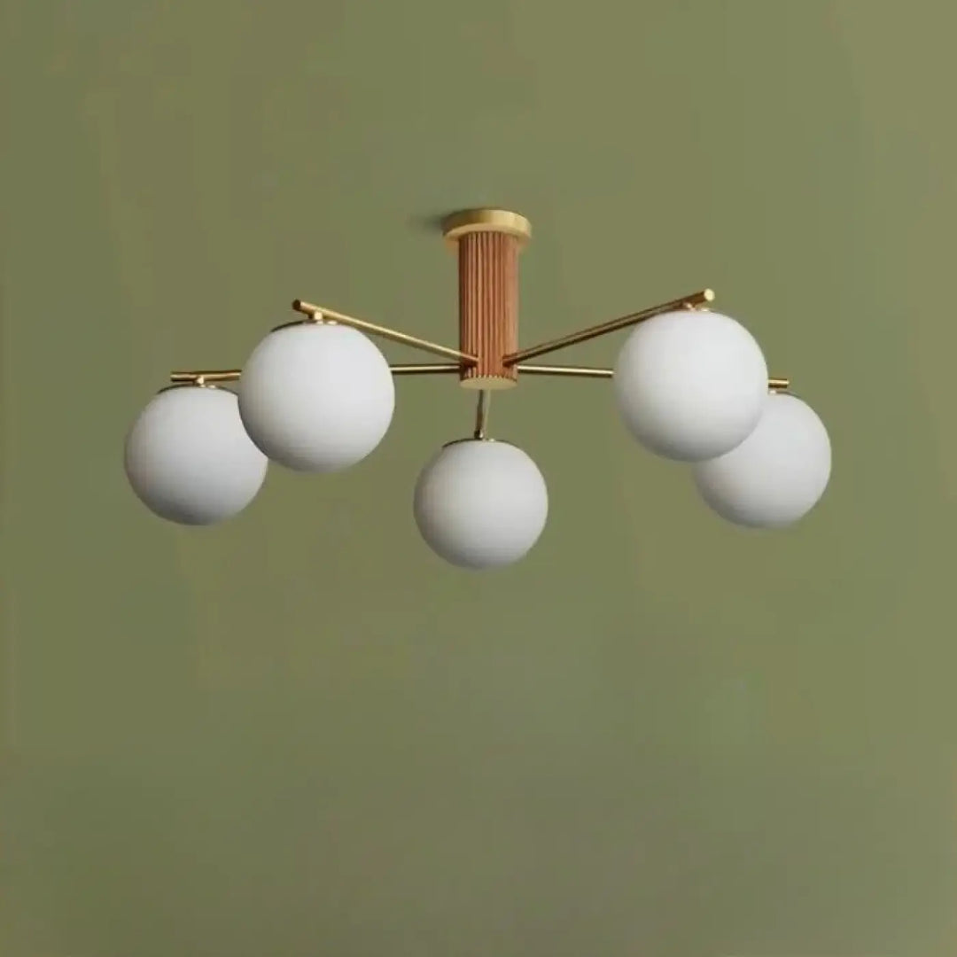 Luminaire plafonnier moderne cortix en laiton avec cinq abat-jour sphériques en verre blanc dépoli et finition noyer