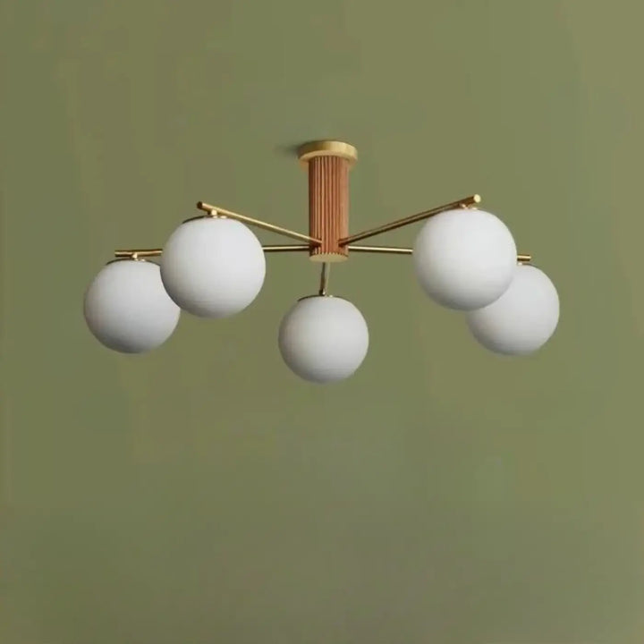 Luminaire plafonnier moderne cortix en laiton avec cinq abat-jour sphériques en verre blanc dépoli et finition noyer