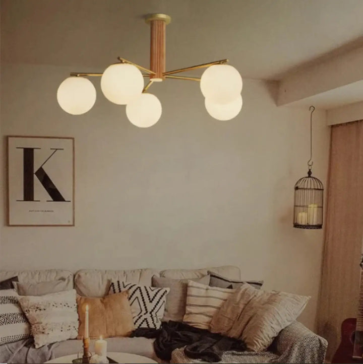 Luminaire plafonnier moderne cortix en laiton avec cinq globes en verre givré finition noyer