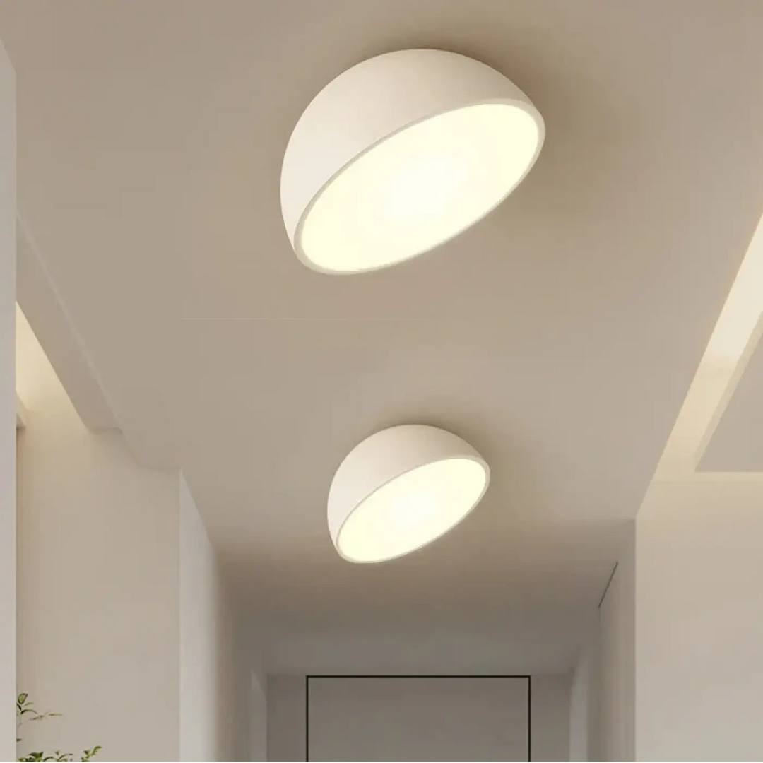 Luminaire plafonnier cosma avec deux coque arrondie blanches mate offrant une lumière diffuse et design minimaliste