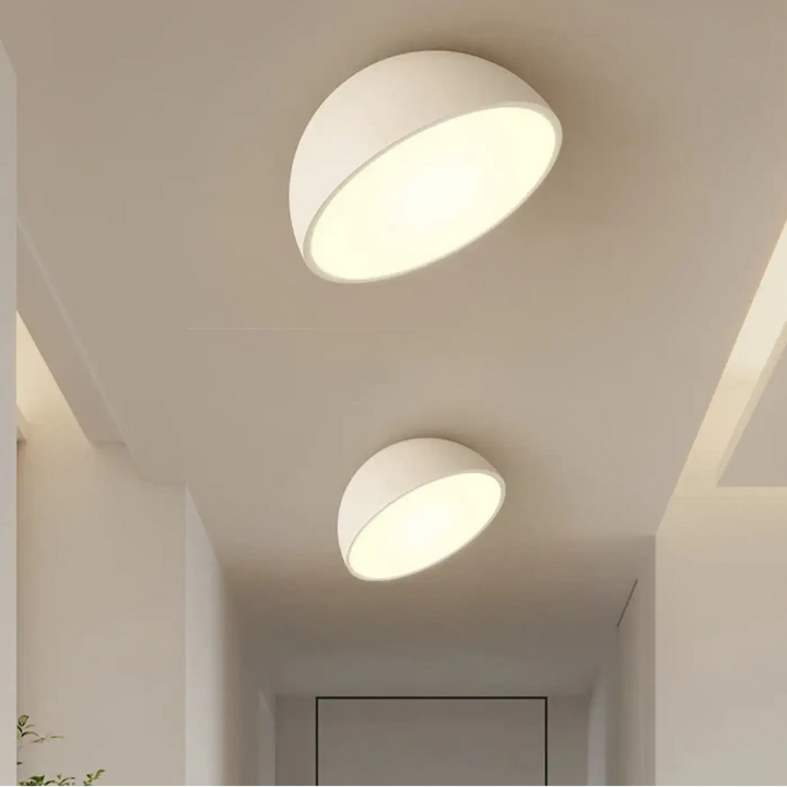 Luminaire plafonnier cosma avec deux coque arrondie blanches mate offrant une lumière diffuse et design minimaliste