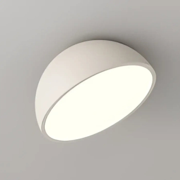 Luminaire plafonnier cosma blanc à coque arrondie semi-sphérique offrant une lumière diffuse douce et minimaliste