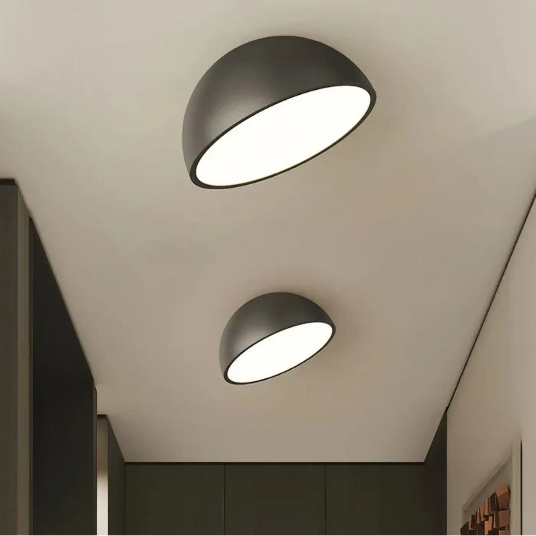 Luminaire plafonnier cosma avec deux coques arrondies noires mates à lumière diffuse blanche éclatante