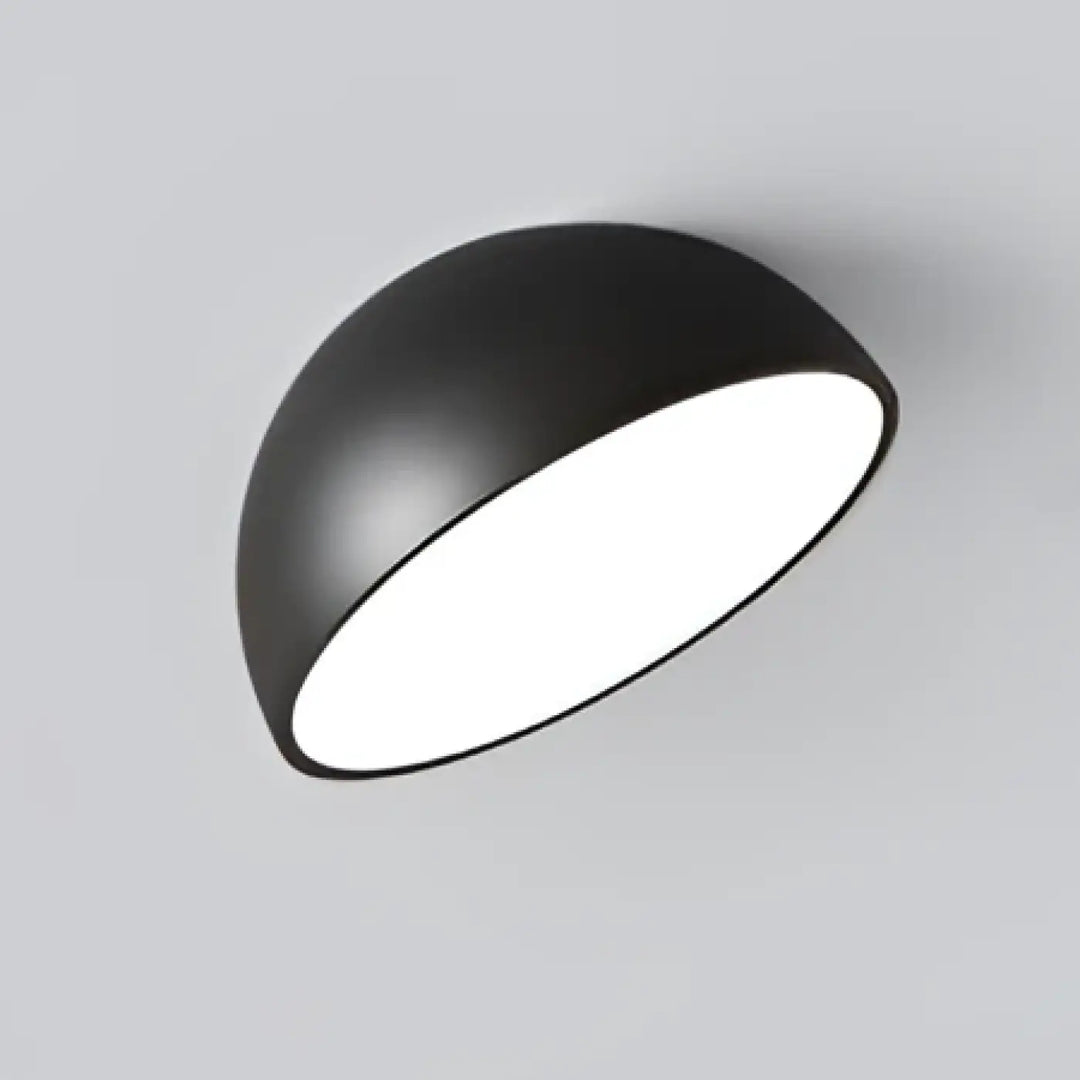 Luminaire plafonnier cosma avec coque arrondie noire mate et lumière diffuse blanche intérieure éclatante