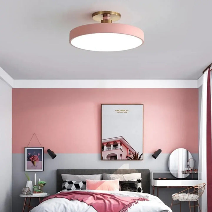 Luminaire plafonnier bisco avec lumière blanche, abat-jour rose doux et matériel doré pour plafond moderne