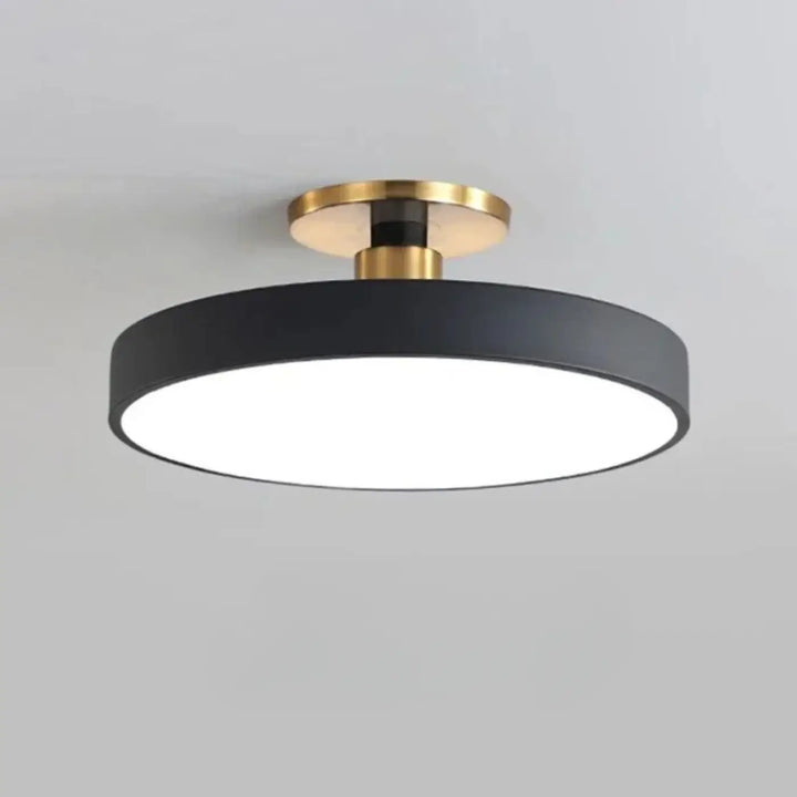 Luminaire plafonnier bisco avec ceiling light noir circulaire et base métallique dorée avec lumière blanche