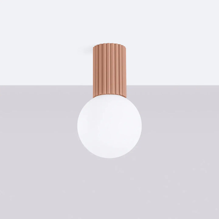 Luminaire plafonnier halo moka avec tige cylindrique cuivre mat et sphère laiteuse pour bureau décorative