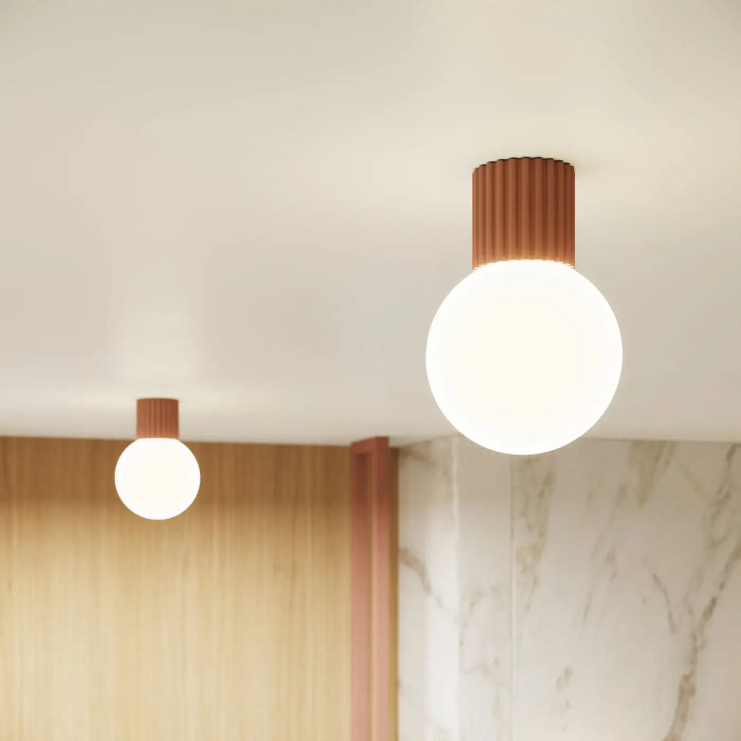 Luminaire plafonnier halo moka avec sphère laiteuse et base en cuivre strié, lampe halo décorative pour bureau