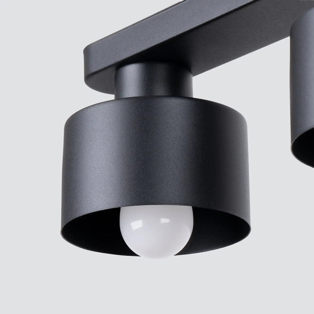 Luminaire plafonnier savar 2 noir avec finition mate noire et ampoule blanche visible, savar przyciągają uwagę jednocześnie emanują prostotą