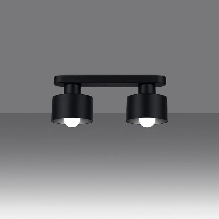 Luminaire plafonnier savar 2 noir avec deux têtes cylindriques en finition mate noire lampy z linii savar przyciągają uwagę jednocześnie emanują prostotą