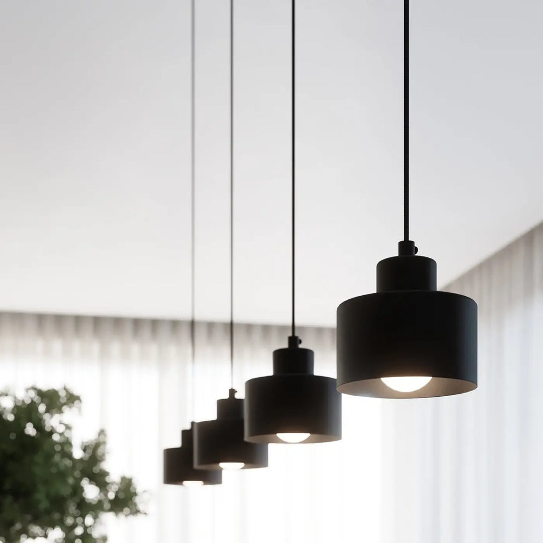 Luminaire plafonnier savar 2 noir avec lampy z linii, savar przyciągają uwagę, jednocześnie emanują prostotą en design minimaliste mat