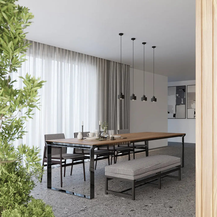 Modern dining table avec plateau en bois et pieds métalliques noirs savar przyciągają uwagę lampy z linii jednocześnie emanują prostotą
