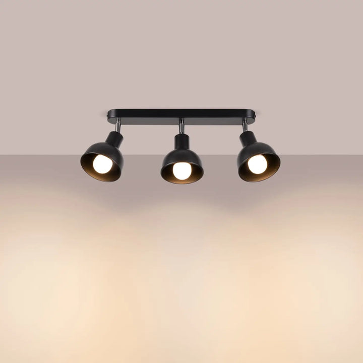 Luminaire plafonnier elba 3 noir en finition mate noire avec trois spots ajustables pour un minimalisme combiné déléments subtils