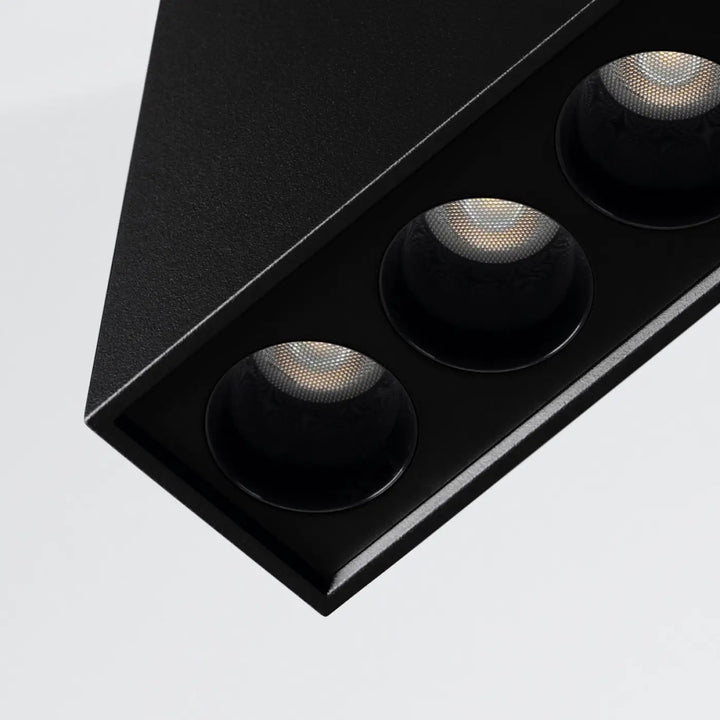 Luminaire plafonnier sole led noir avec trois leds circulaires à diffuseur en maille design moderne combinaison parfaite