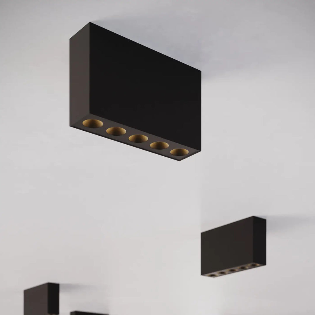 Luminaire plafonnier sole led noir avec cinq spots circulaires dorés design moderne et combinaison parfaite
