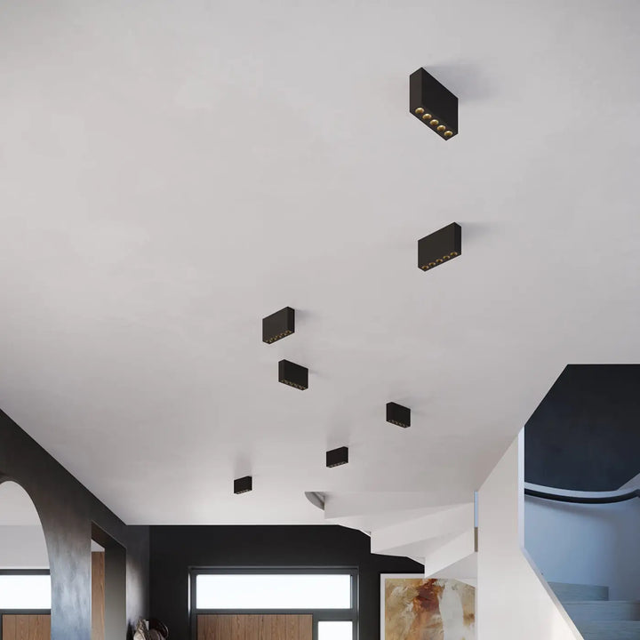 Luminaire plafonnier sole led noir avec leds dorées formant une combinaison parfaite au design moderne