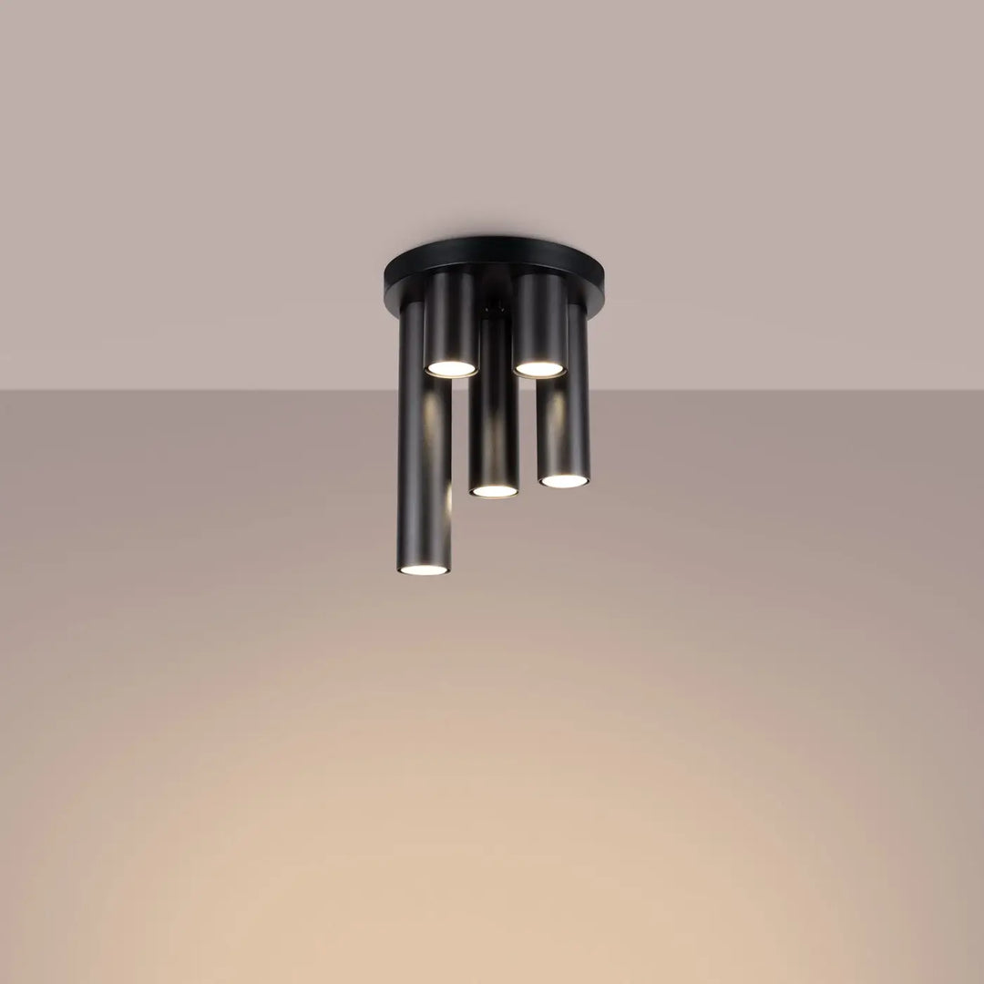 Plafonnier lagos noir avec quatre tubes éclairés angulaires apportant un caractère chic à votre intérieur