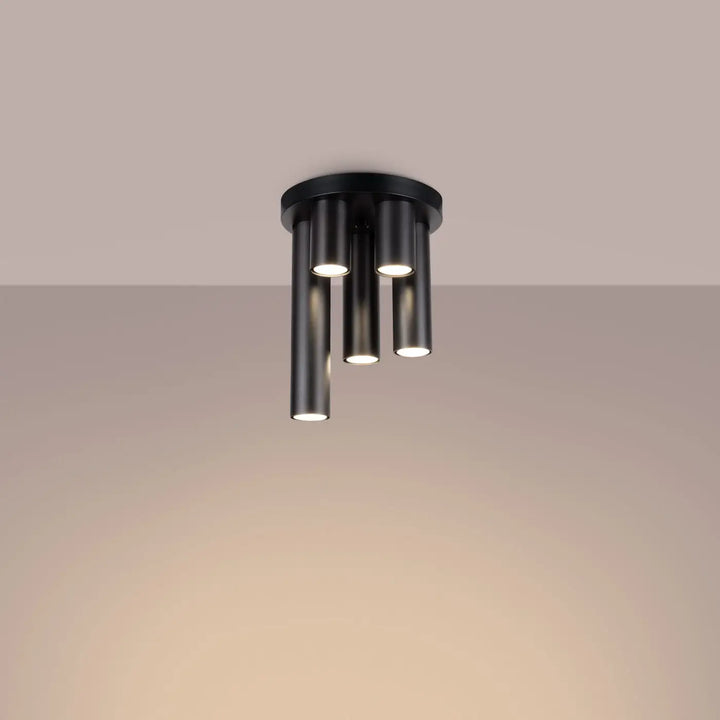 Plafonnier lagos noir avec quatre tubes éclairés angulaires apportant un caractère chic à votre intérieur