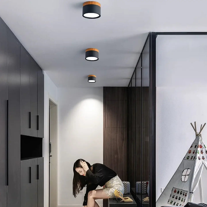 Luminaire plafonnier noir et bois design moderne au style épuré
