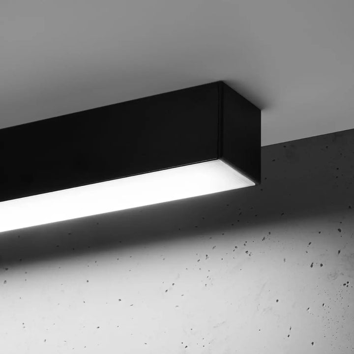 Luminaire plafonnier pinne 90 noir avec module led intégré offrant des paramètres d’éclairage modernes et efficaces