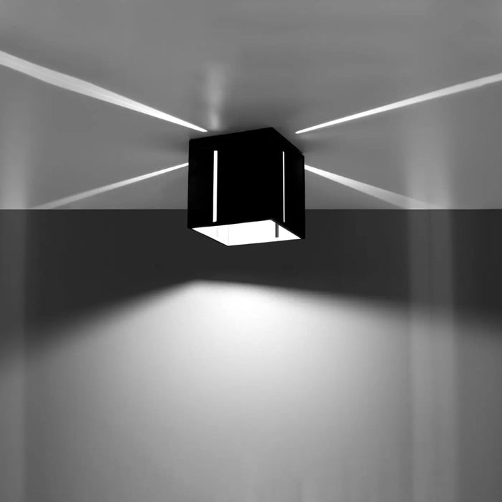 Luminaire plafonnier pixar noir avec perforation linéaire et spectacle lumineux diffuseur led élégant et minimaliste