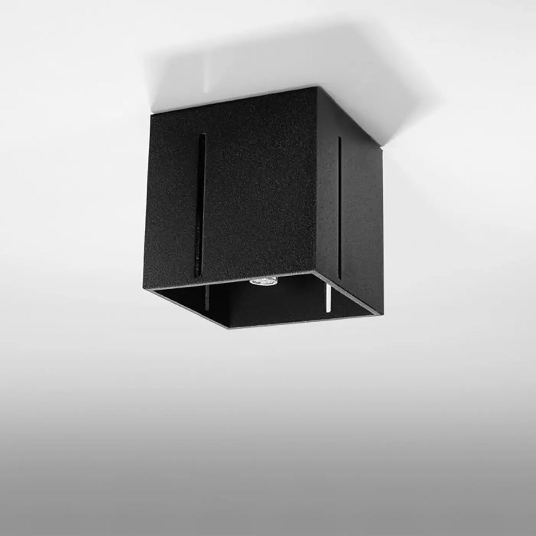 Plafonnier pixar noir mat en forme carrée avec perforation linéaire pour disperser un spectacle lumineux élégant