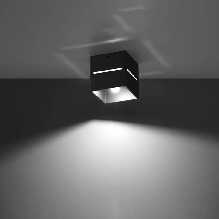 Plafonnier lobo noir avec perforation linéaire et deux bandes led dispersera un spectacle lumineux éclatant blanc