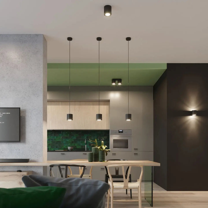 Plafonnier orbis noir avec abat-jour cylindrique en bois naturel suspendu dans une cuisine et salle à manger contemporaine