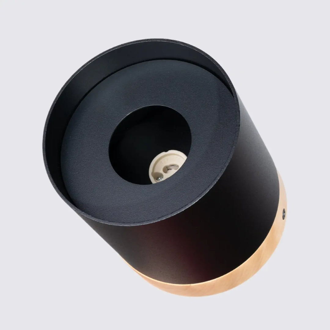 Plafonnier rif noir cylindrique avec finition mate et base en bois naturel pour solutions d’éclairage modernes
